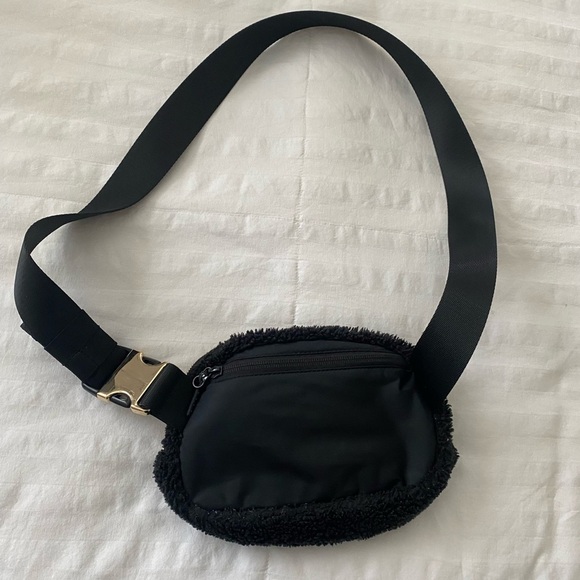 lululemon athletica Black Fleece Crossbody Bag - Picture 5 of 12